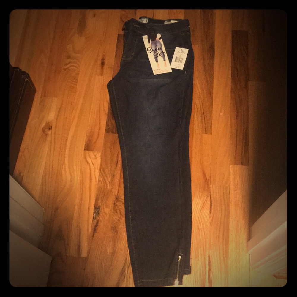 Soft Ankle jeans size 8 with zippers on the side